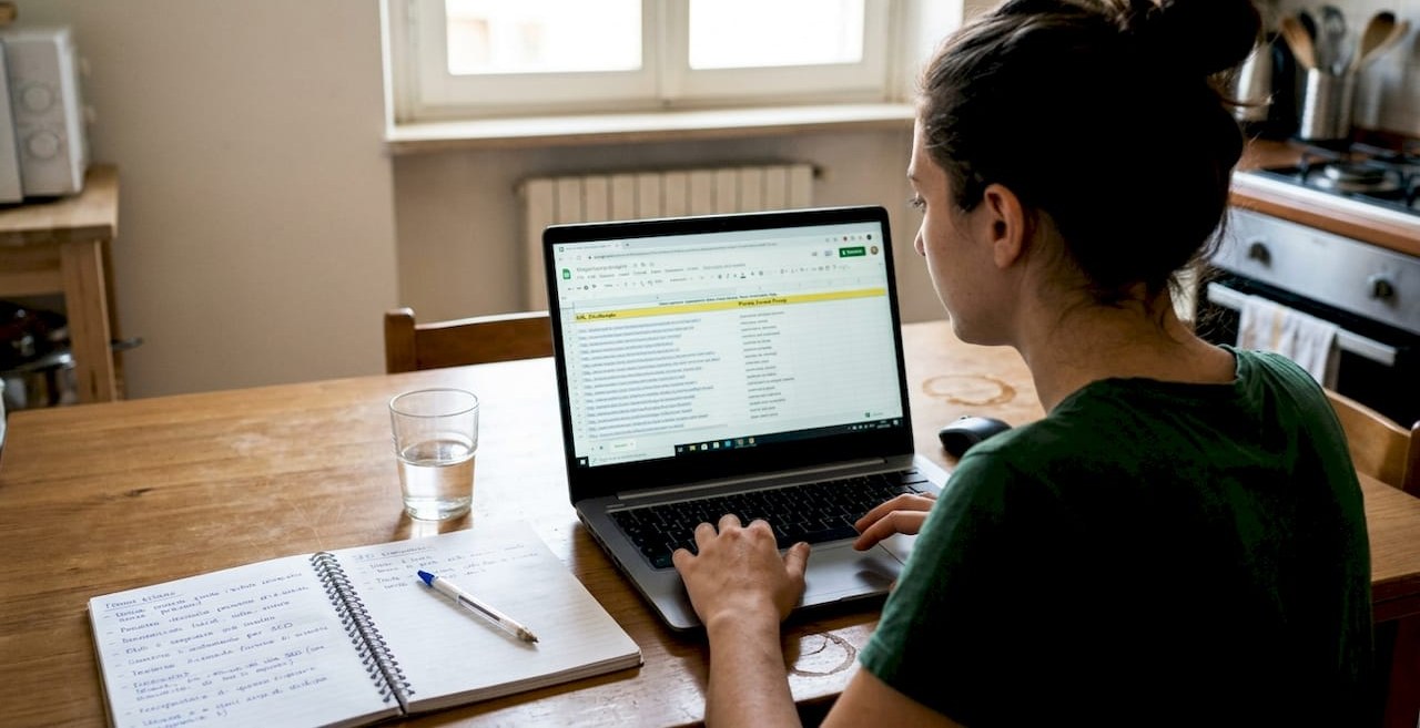 Persona organizando información digital en un computador portátil